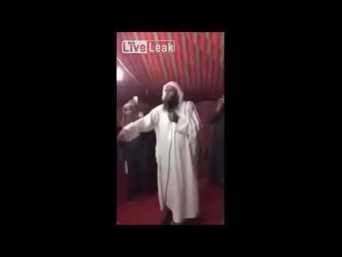 شيخ سعودي يحطم آلتين موسيقيتين