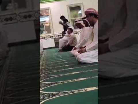 بالفيديو ردة فعل مصلّين تفاجئوا بولي عهد أبو ظبي في المسجد