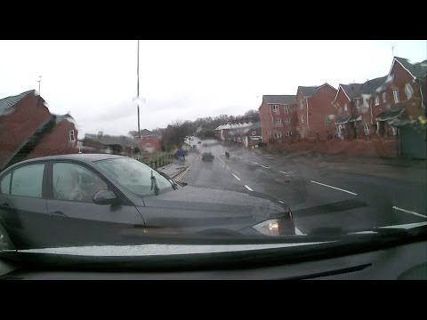 العناية الإلهية تنقذ سائق يتناول الخمر أثناء القيادة