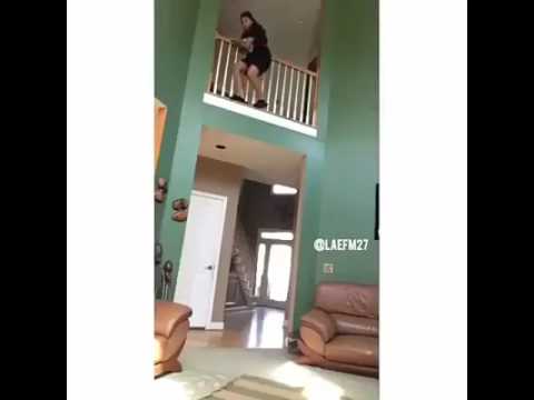 شاهد سقوط مروع لفتاة من الطابق الثاني