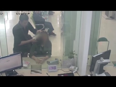شاهد موظف بنك صيني يحبط سرقة مسلحة