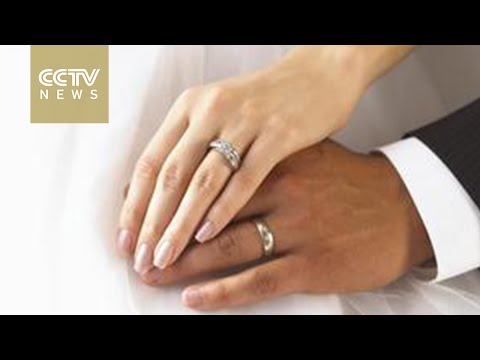 رجل يستدعي قوات المطافئ لقطع خاتم زواجه