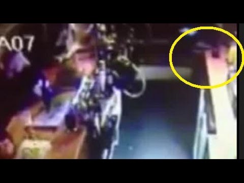 شبح يكسر زجاجات الخمر على أرضية