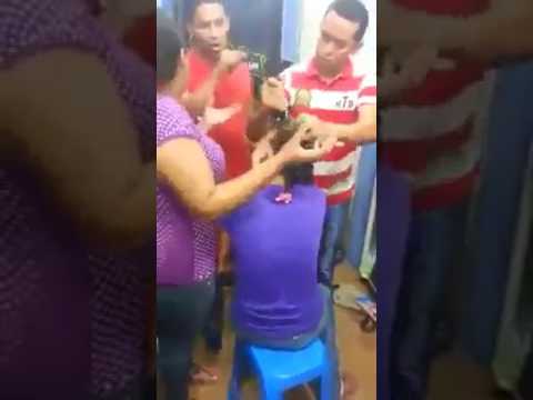 بالفيديو قص شعر فتاتين بعد ضبطهما متلبستين بالسرقة