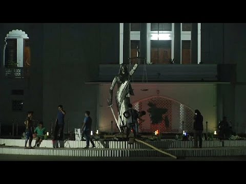 شاهد  سلطات بنغلاديش تزيل تمثالًا من الشارع