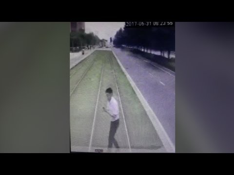 شخص كاد أن يفقد حياته بسبب الهاتف