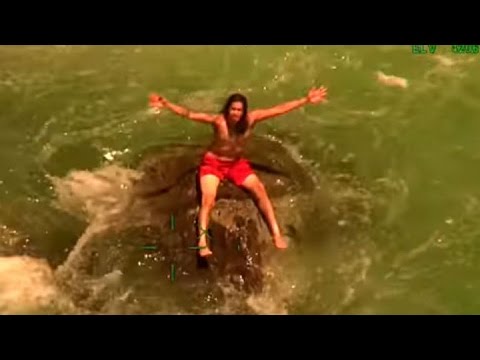 لحظة إنقاذ سباح علق على صخرة في أحد الأنهار في كاليفورنيا