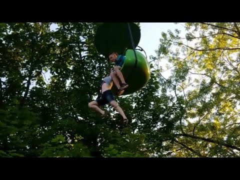 لحظة سقوط فتاة من عربة إحدى الألعاب