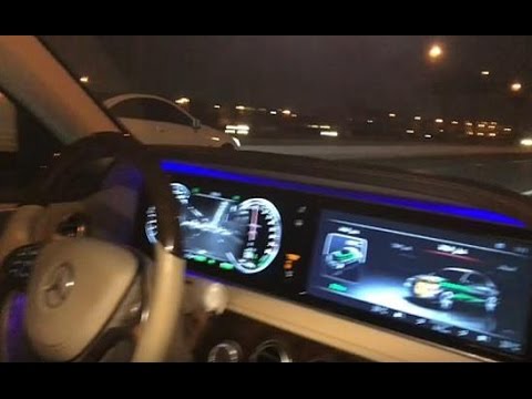 شاهد سيارة مرسيدس تسير من دون سائق في جدة