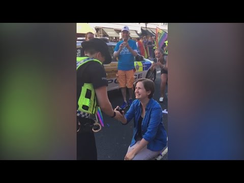 فتاة مثلية تفاجئ صديقتها ضابطة الشرطة بطلب الزواج منها