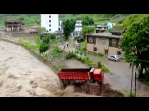 لحظات مروعة في الصين بسبب الأمطار الغزيرة