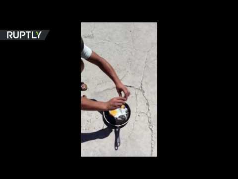 كازاخستاني يقلي البيض على درجة حرارة الشمس