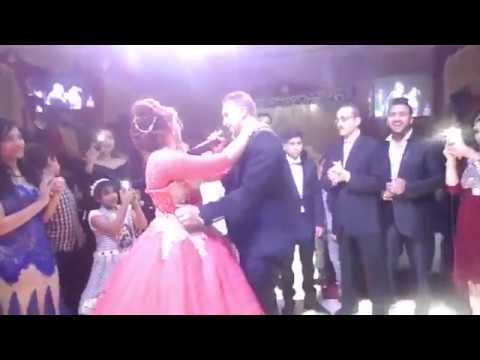 عريس يفاجئ عروسه بأغنية رومانسية رائعة