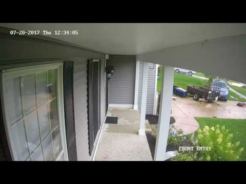 إعصار ضخم يرفع سيارة ودراجة عن الأرض