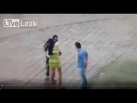 لص محترف يقتحم موعدًا غراميًا بين شاب وفتاة لسرقتهما