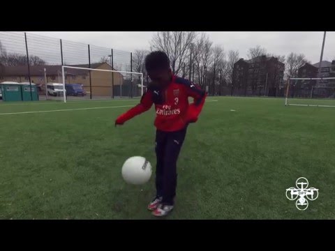 شاهد الطفل المعجزة موهبة واعدة في الملاعب الإنجليزية