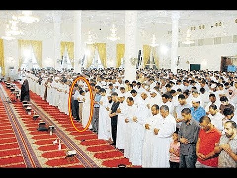 شاهد سقوط أحد المصلّين في المسجد أثناء قراءة القرآن