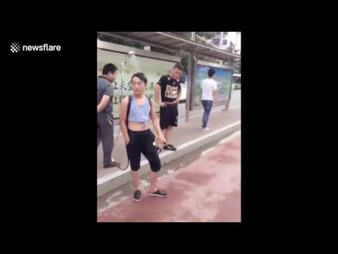 شاهد رجل يحارب حرارة الجو بدش متنقل على ظهره