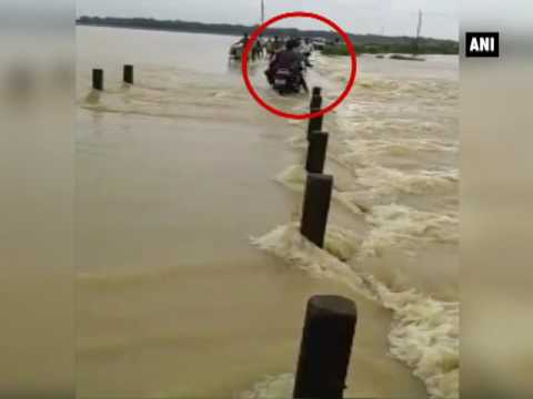 شاهد الفيضانات تسحب شابان حاولا العبور وسط المياه في الهند