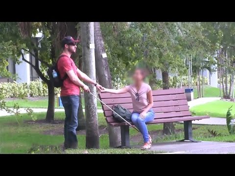 شاب اعمى طلب رقم فتاة ورفضت وسرقت كل امواله من جيبه