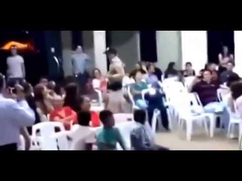 شرطي يسقط في موقف محرج