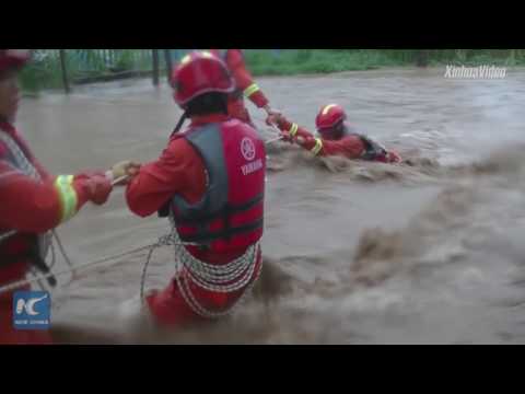 شاهد لحظة إنقاذ أحد رجال الإطفاء من الغرق