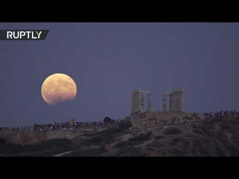 شاهد خسوف جزئي للقمر في سماء اليونان