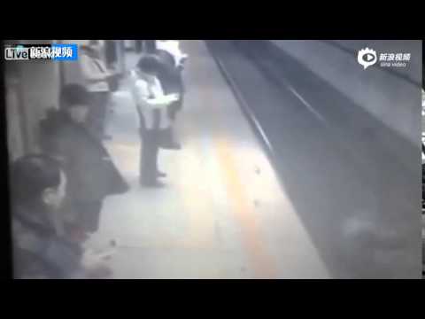 لحظة انتحار شرطي أسفل عجلات القطار