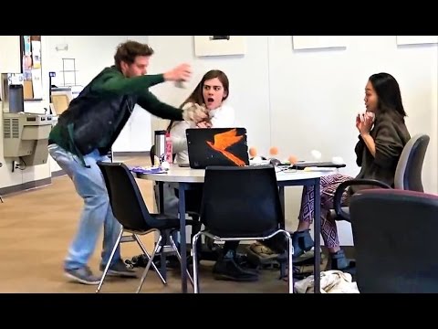 رد فعل الفتيات المراهقات عند رمي البيض عليهن