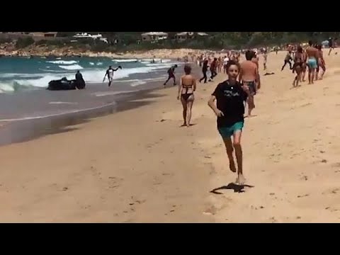 شاهد هلع على شاطئ إسباني إثر وصول مركب للمهاجرين