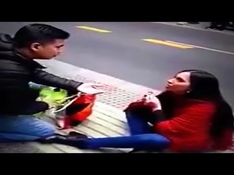 هذا ما حدث لفتاة طلبت يد حبيبها في الشارع