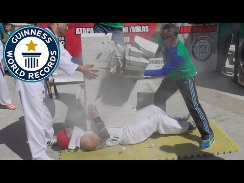 تركي يحطم 16 حجر بناء على صدره في ثوان