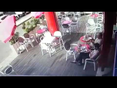 لحظة سرقة لص لهاتف محمول من يد صاحبه