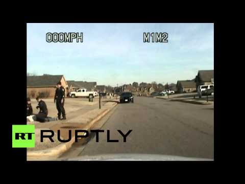 شرطي أميركي يعتدي على رجل هندي ويتركه على الأرض