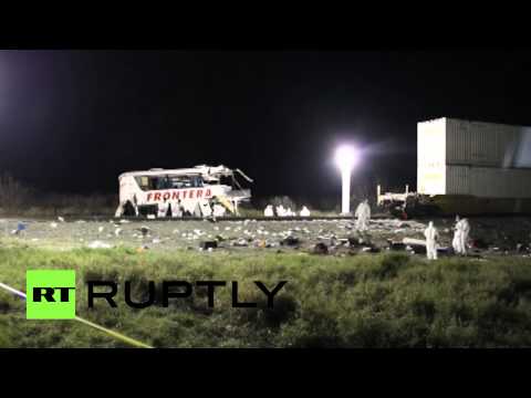 16 قتيلًا و30 جريحًا إثر اصطدام قطار بحافلة