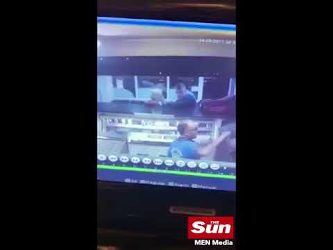 بلطجي يضرب مسنّة بكوعه في وجهها