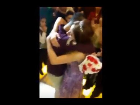 بكاء عروسة وشقيقها في عناق مؤثّر في حفلة للزفاف