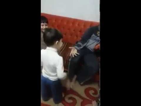 الأردني معاذ الكساسبة يلهو مع 3 أطفال من عائلته