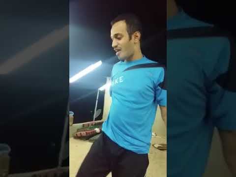 شاب يأكل خنفسة في تحدي صادم لزملائه