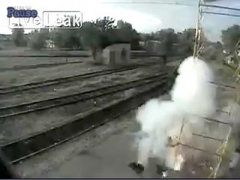 عاملا بناء يتعرضان للصعق من تيار ضغطٍ عالٍ