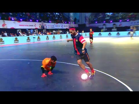شاهد الساحر رونالدينيو في الملاعب الخماسية في الهند