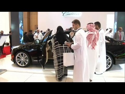 بالفيديو معرض للسيارات الفاخرة والسعوديات أهم زائريه