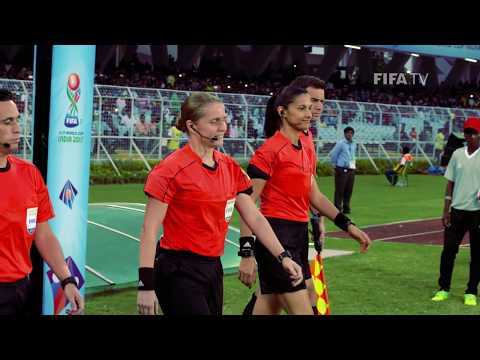 شاهد الفيفا يحتفل بأول حكم من النساء في نهائيات كأس العالم