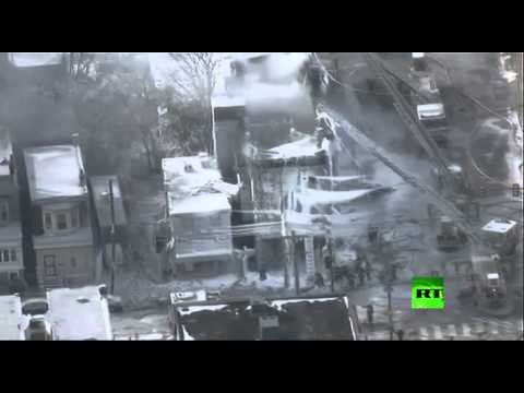 رجال الإطفاء يخمدون حريقًا داخل مبنى مغطى بالثلوج