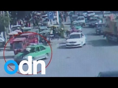 تاكسي يحمل شرطي المرور 300 مترًا هربا من المخالفة