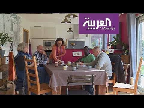 شاهد بلجيكيون يحتضنون مهاجرين وصلوا بطرق غير مشروعة