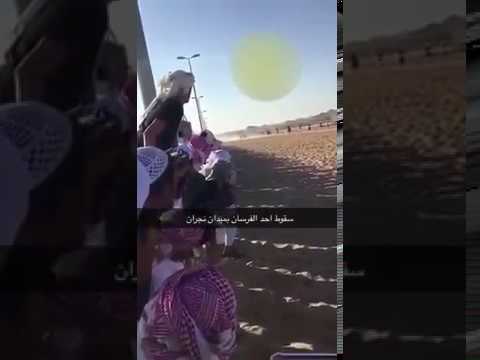 شاهد لحظة سقوط متسابق من فوق حصانه بطريقة مروعة