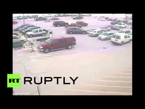 رجل يصدم 9 سيارات لإخراج عربته من موقف الانتظار