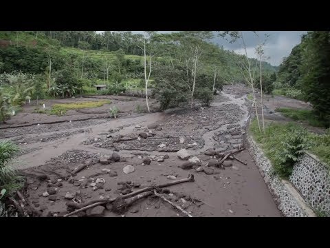 شاهد الطين البركاني يكسو جزيرة بالي الأندونيسية
