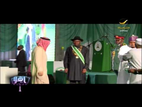 الرئيس النيجيري يمنح الوليد بن طلال وسام الشرف